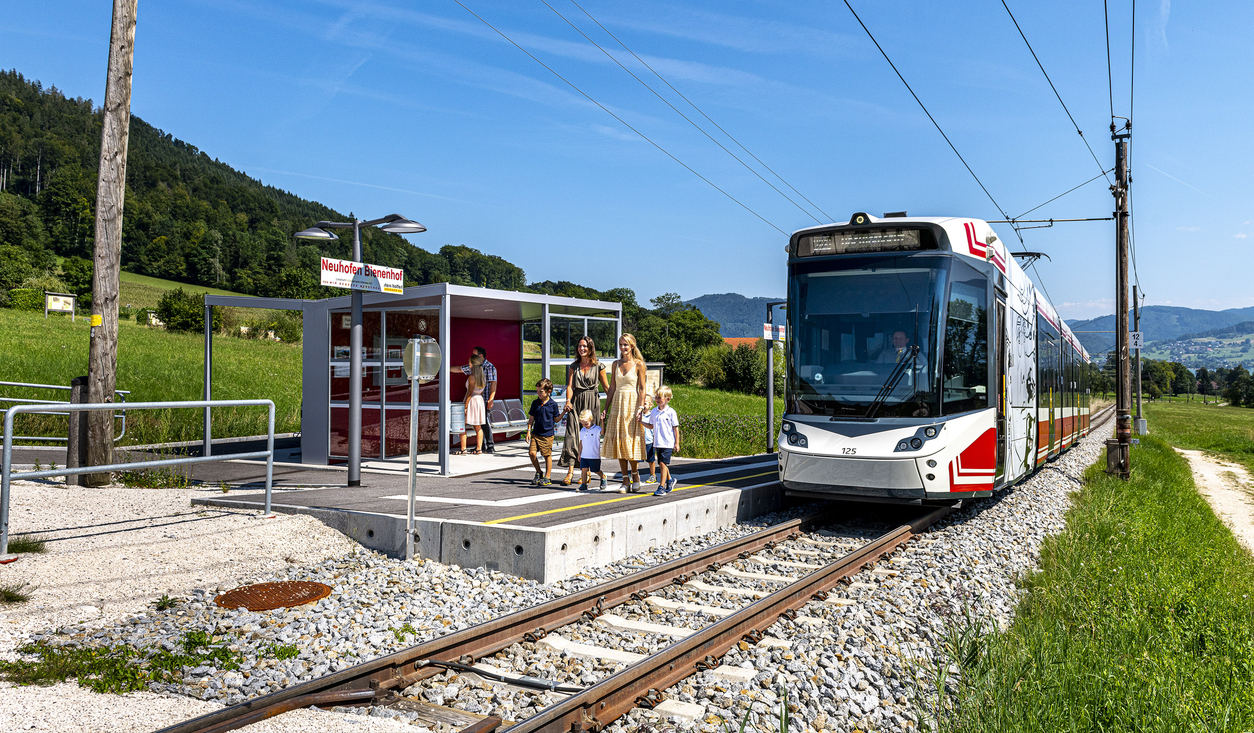 Familie steigt beim Bienenhof aus der Atterseebahn aus