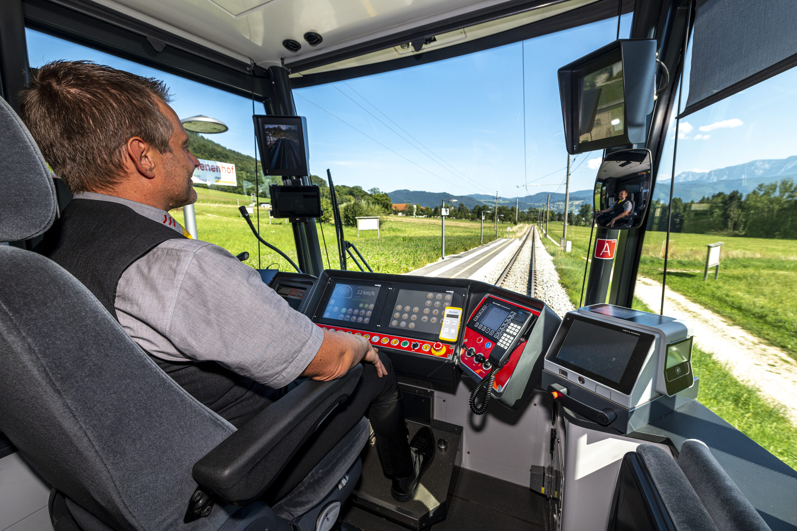 der Triebfahrzeugführer im Führerstand