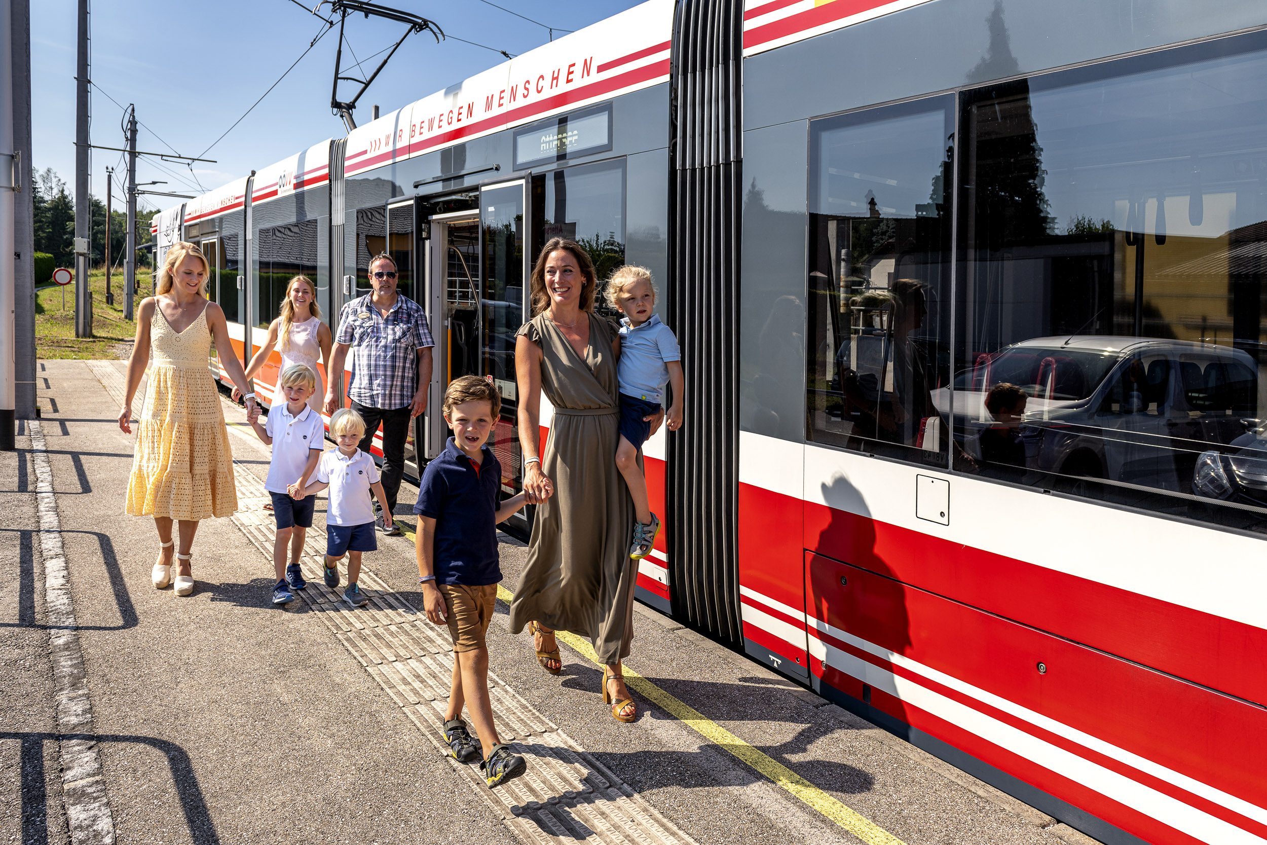Familien steigen aus der Atterseebahn aus