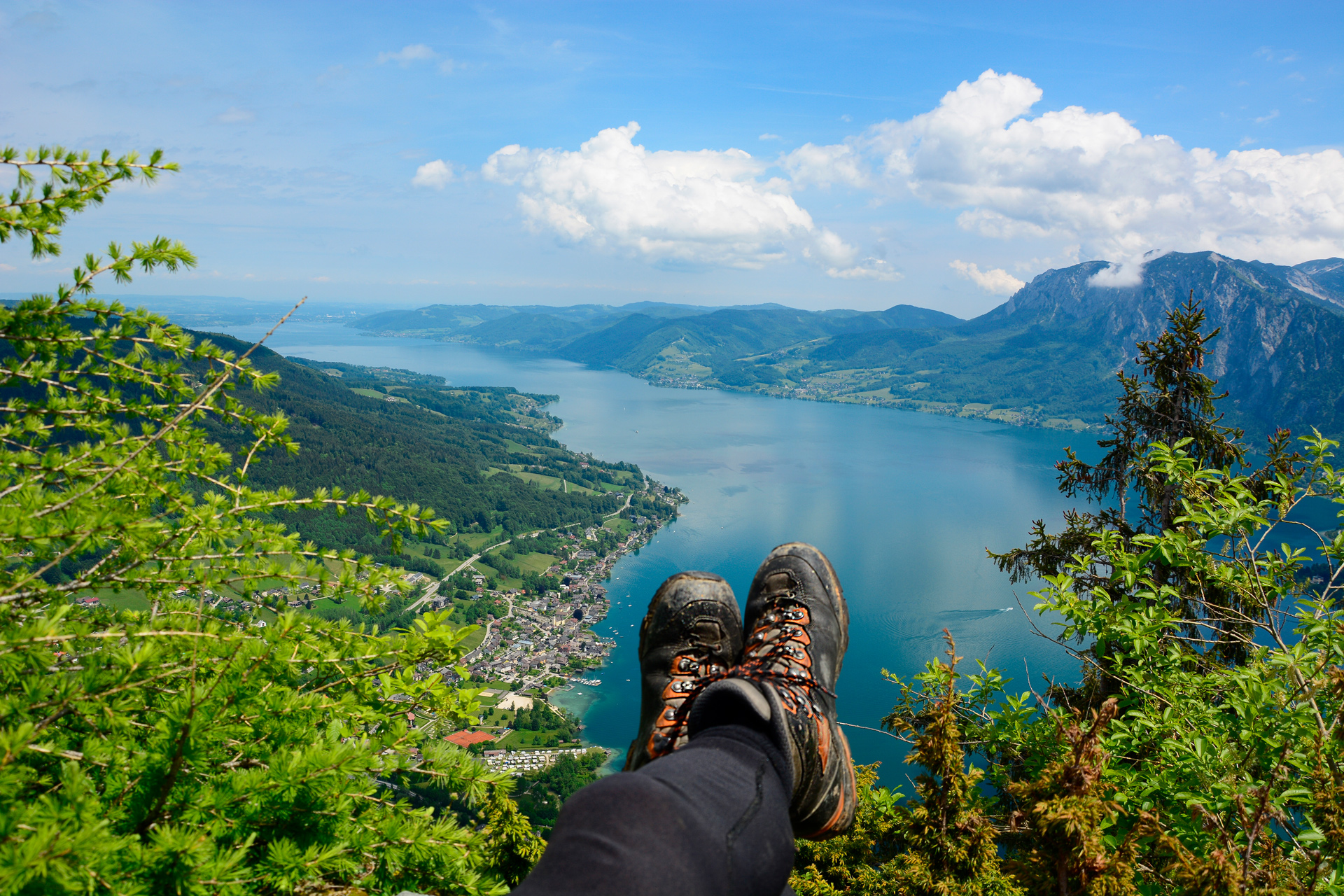 Wanderschuhe mit Attersee-Panorama im Hintergrund
