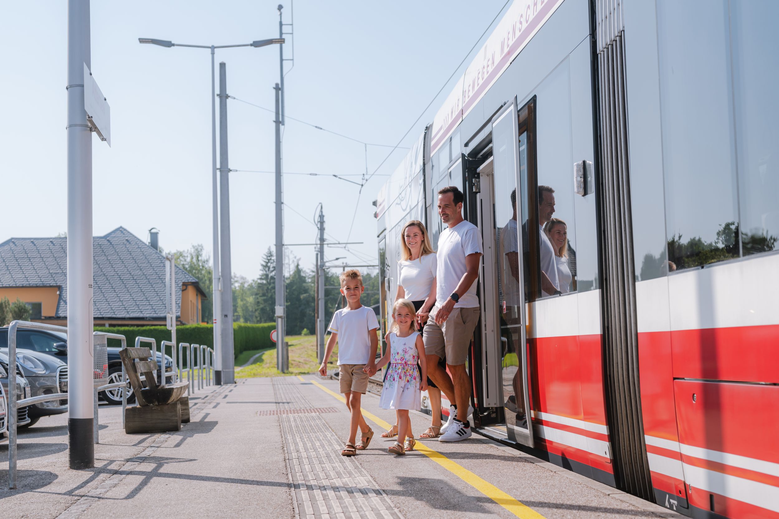 Junge Familie steigt aus Atterseebahn aus